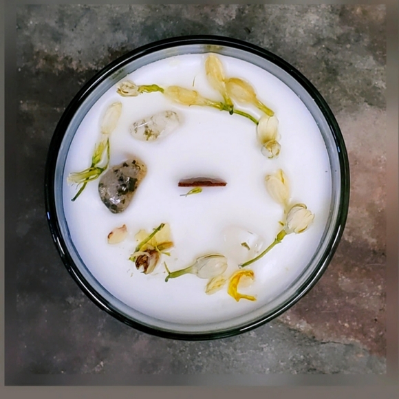 Crystal-infused Soy Candle - Picture 3 of 3